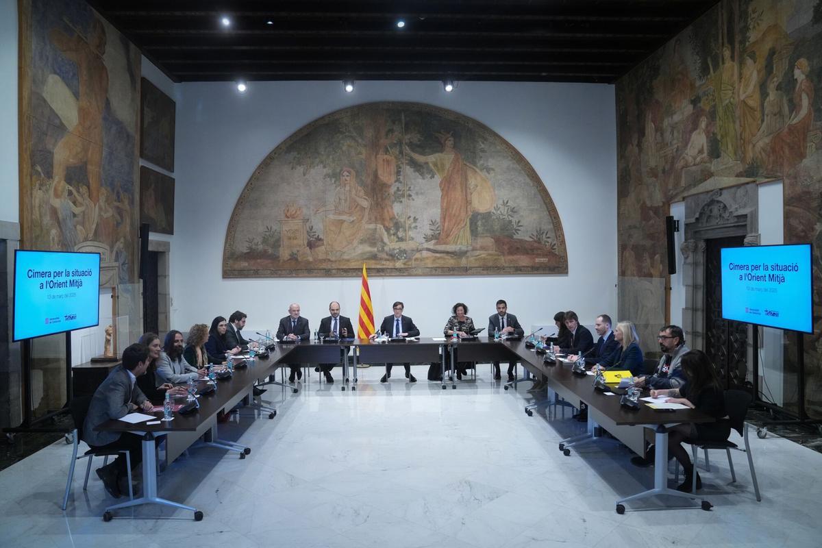 13/03/2026 El conseller de la Presidencia, Albert Dalmau (2i), el presidente de la Generalitat de Catalunya, Salvador Illa (c), la consellera de Economía, Alícia Romero (2d), el conseller de Acción Exterior y UE, Jaume Duch (i), y el secretario general de Empresa y Trabajo, Pol Gibert (d), durante una cumbre de partidos, en el Palau de la Generalitat, a 13 de marzo de 2026, en Barcelona, Catalunya (España). Illa ha convocado una cumbre de partidos para acordar medidas de respuesta urgentes ante las consecuencias económicas de la guerra en Oriente Medio. POLITICA David Zorrakino - Europa Press