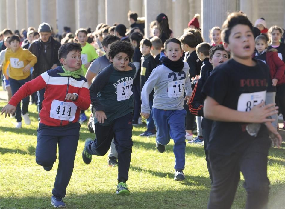 Las niñas y niños participantes, durante la carrera.