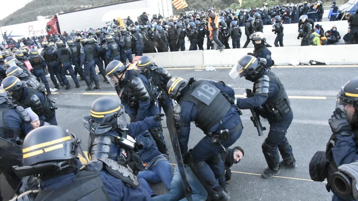 Agentes de la policía francesa desalojan a los manifestantes en El Pertús.