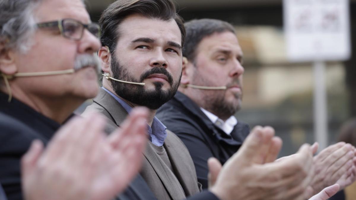 Joan Tardà, Gabriel Rufián y Oriol Junqueras, en un mitin de ERC en Sant Adrià del Besòs.