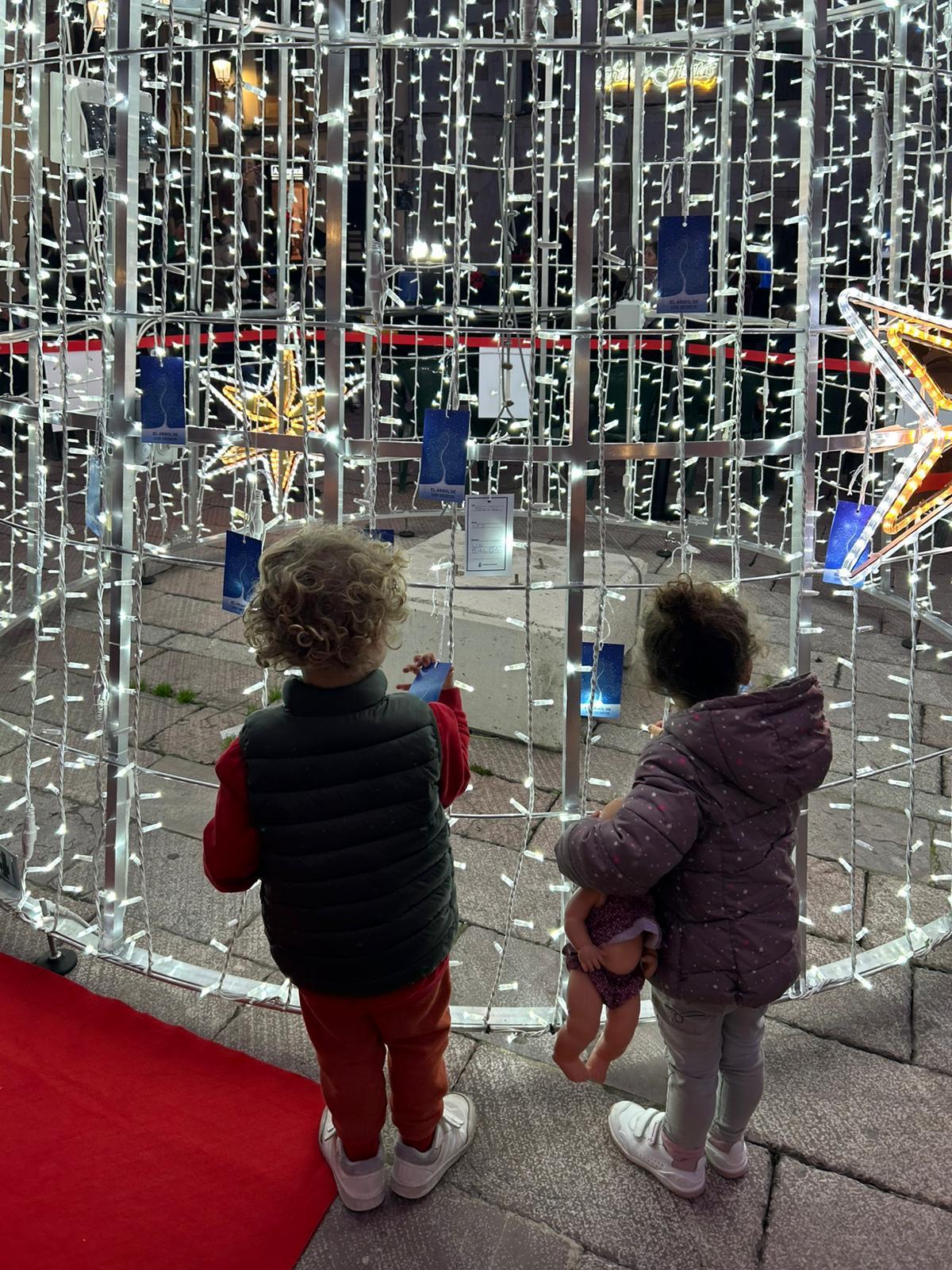 El "Árbol de los deseos" ilumina Ribadesella