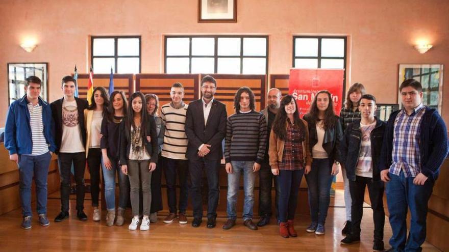 Los estudiantes galardonados, con el alcalde de San Martín, en el centro de la imagen.