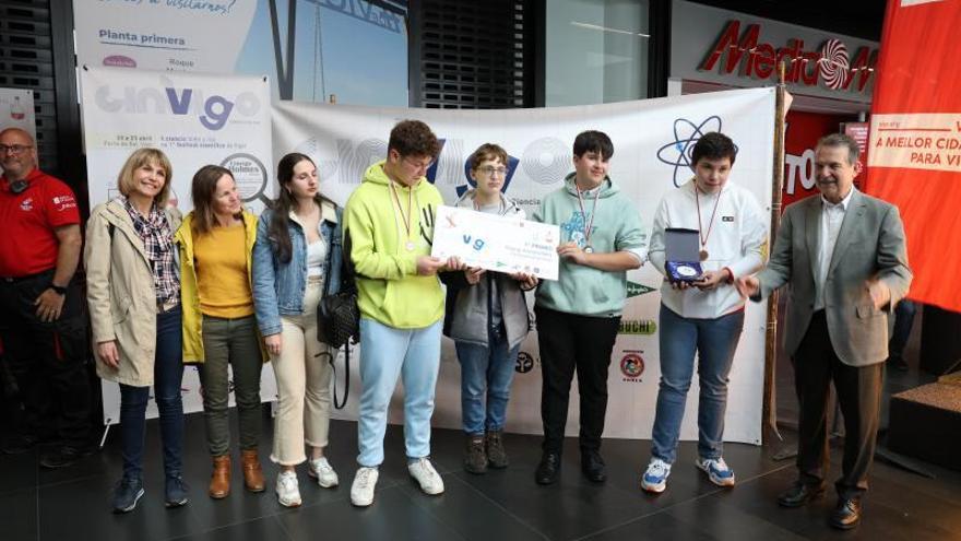 Alumnos y profesoras del Carlos Casares tras recoger su primer premio de manos del alcalde