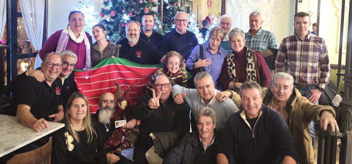 Los socios de AZAR, posan tras la comida con la bandera de Zamora.