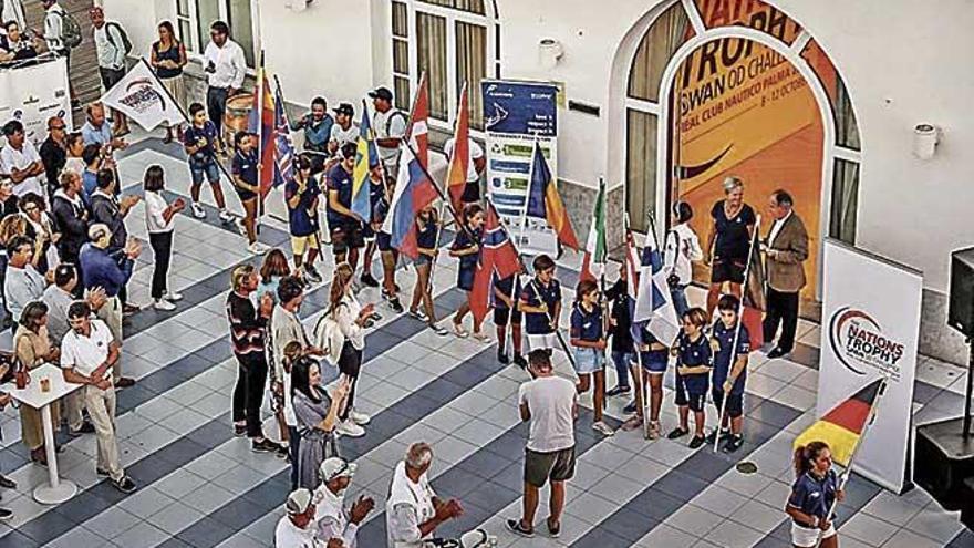 Alumnos de la Escuela de Vela del RCNP portando las banderas.