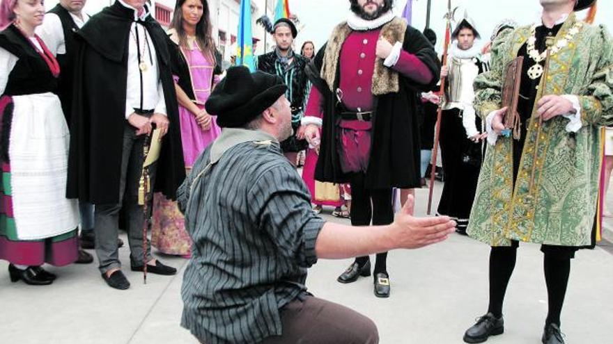 Los vecinos de Tazones observan la llegada de la flota; abajo, el futuro monarca llega a puerto. | m. m.