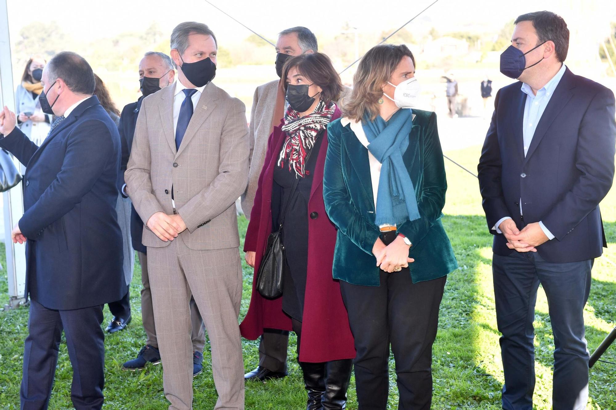 Visita oficial de autoridades con motivo de las obras de dragado de la ría de O Burgo.