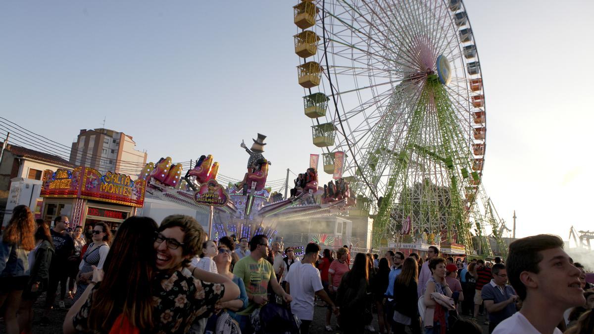 Atracciones en una pasada edición de la Semana Negra.