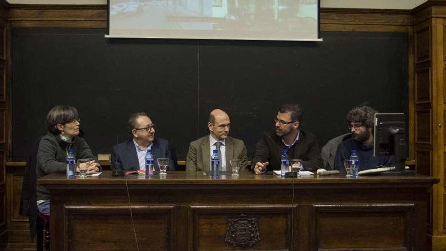 Por la izquierda: Fernanda Álvarez, Javier Cuervo, Armando Menéndez, Miguel Rubio e Ícaro Obeso, ayer, durante el debate.