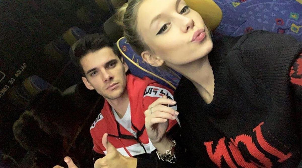 Ester Exposito y Álvaro Rico en autobús