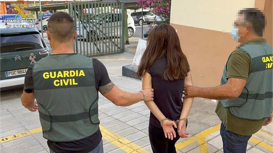 Una hija de la detenida por matar a su hijo en Alicante dice que un día antes ya le dejó inconsciente