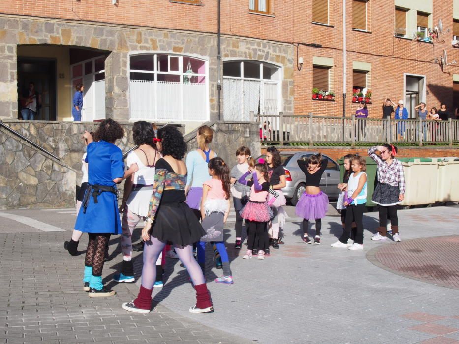 Carbayín Bajo baila con el colectivo "La xata la rifa"
