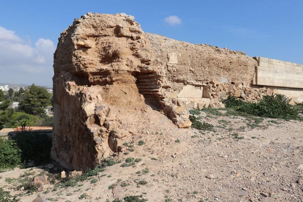 Los castillos de Larache y Cabezo de Torres "se hunden entre la inmundicia", denuncia Huermur