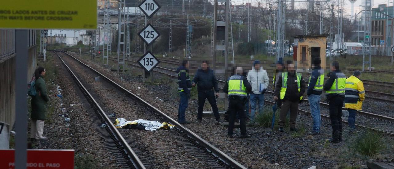 Agentes del Cuerpo Nacional de Policía, junto al cuerpo sin vida de A. L. N. F., junto a la estación de Avilés. | Mara Villamuza