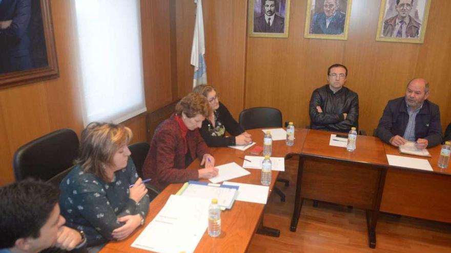 Lourdes Ucha,segunda por la izquierda, preside el pleno extraordinario celebrado ayer en Meaño. // Noé Parga