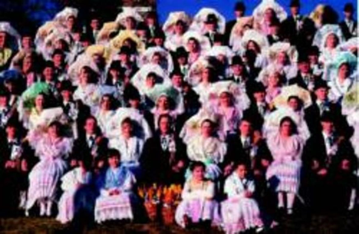 Preservar tradicions Un grup de joves sòrabs amb el seu vestit regional. Preservar tradicions Un grup de joves sòrabs amb el seu vestit regional.