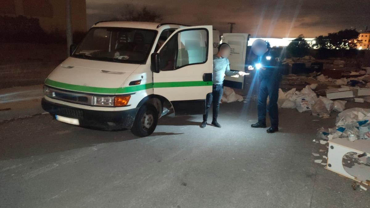 Furgoneta interceptada con escombros por la Policía Local de Alicante