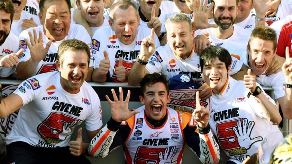 Marc Márquez celebra el título con su equipo en Japón