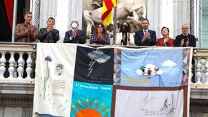 El tapiz memorial del sida desplegado este jueves en el balcón del Palau de la Generalitat