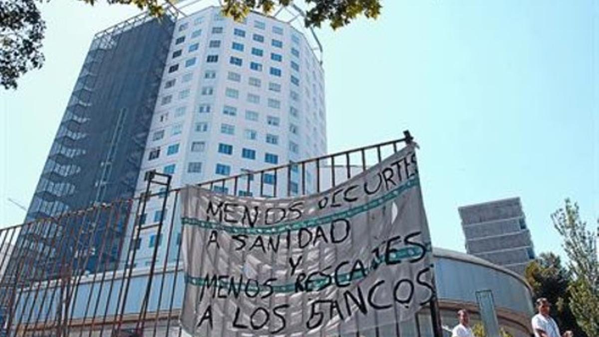 Pancarta frente al Hospital Vall d'Hebron de Barcelona, este verano.