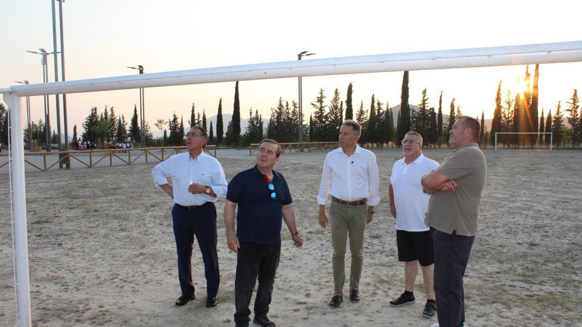 El alcalde de Lorca, Fulgencio Gil Jódar, en el campo de fútbol de arena del espacio.