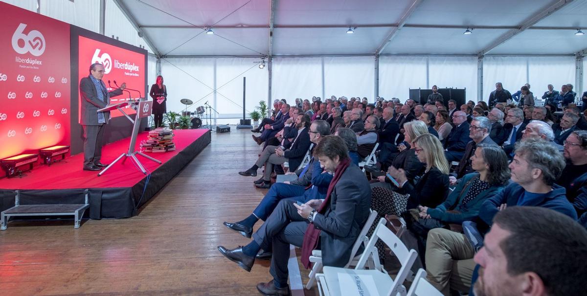 El presidente de Prensa Ibérica, Javier Moll, da la bienvenida a los asistentes en el acto de inauguración de la nueva planta de impresión de libros de Liberdúplex, cuando se cumple el 60 aniversario de su creación.