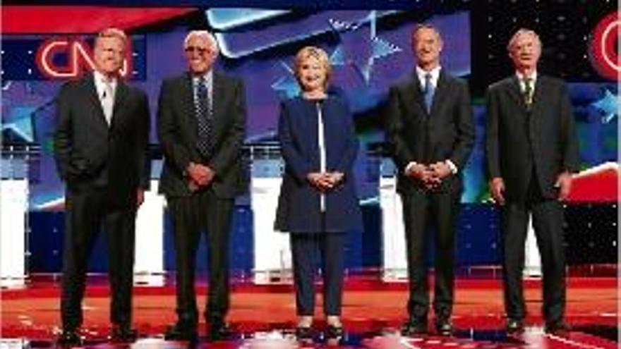 Clinton domina el primer debat demòcrata