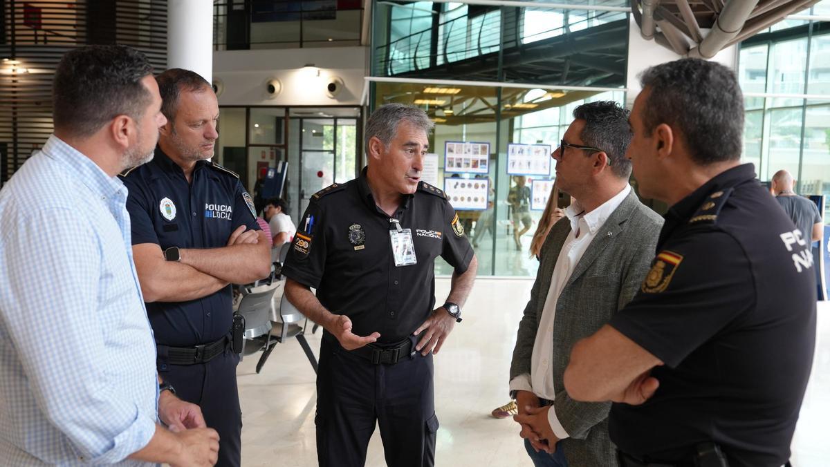 El Alcalde de Ibiza Rafael Triguero junto a miembros de la Policía Local y Nacional.