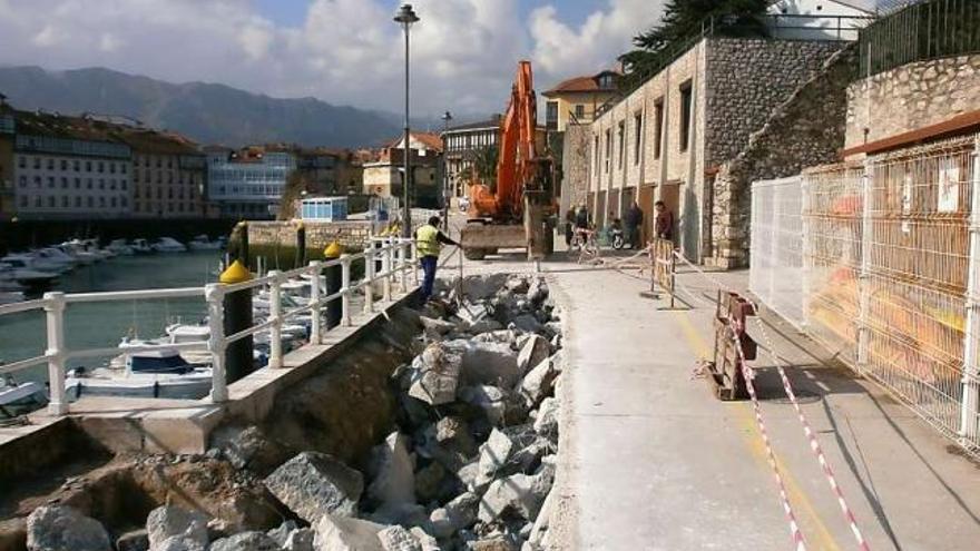 La reparación, ayer, de la caverna aparecida junto al puerto de Llanes.