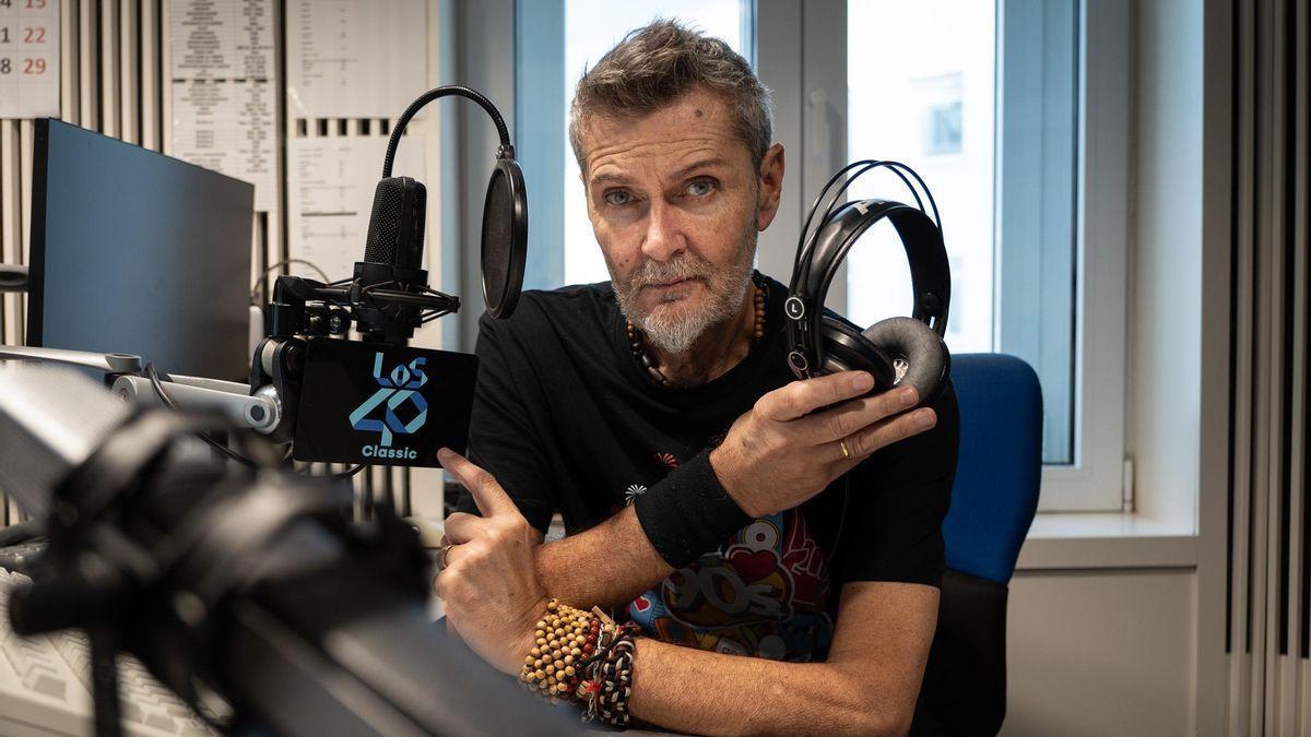 El locutor de radio Fernando Martínez, Fernandisco, en el estudio de Los40 Classic.