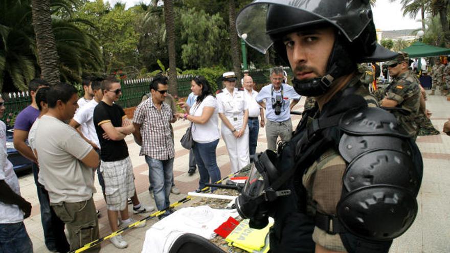 Un soldado equipado con protecciones y una máscara al cuello