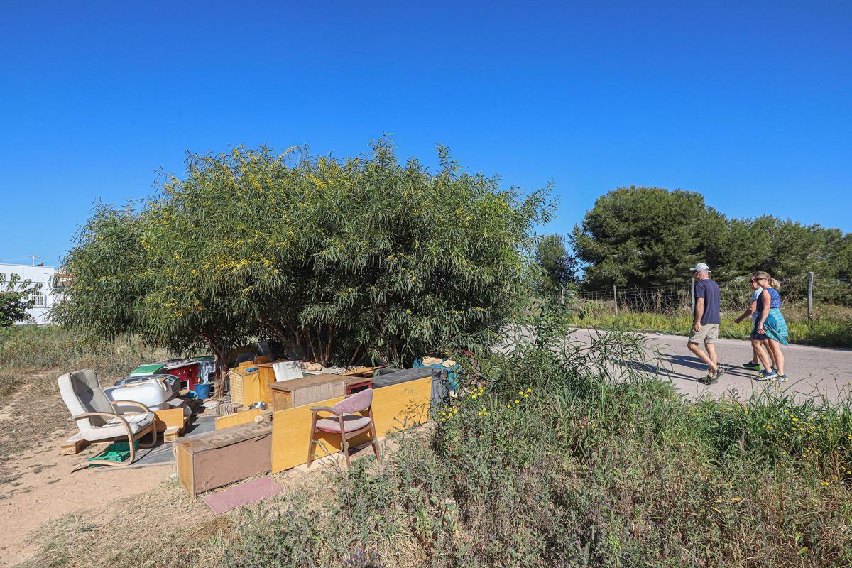 Otra de las zonas verdes sin ejecutar en San Luis que alberga colonias de gatos
