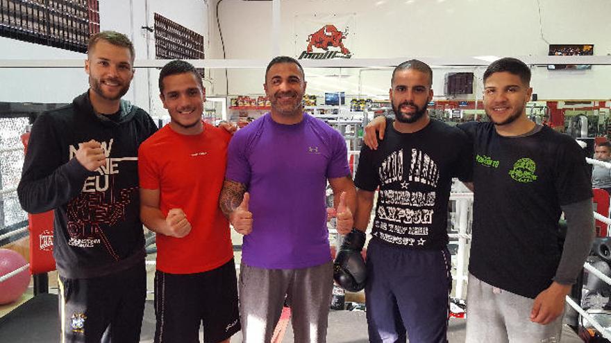 Los profesionales del Team Formento junto a su entrenador, Carlos Formento (c). De izquierda a derecha, Sury MP, Jarni Cabrera El Problema Suárez; Nebil Sultán Krissi y Jerobe Chocolatito Santana.