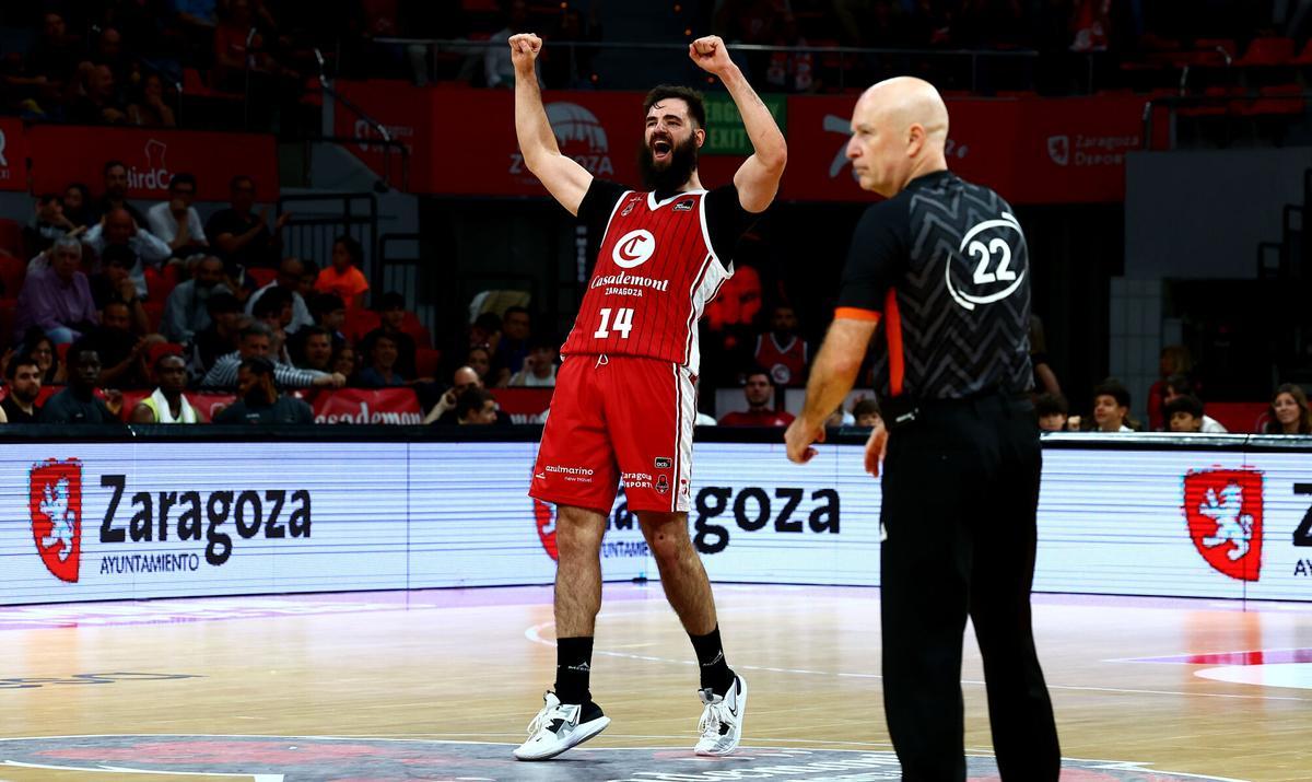 Bojan Dubljevic celebra una acción con rabia y los brazos en alto, el sábado ante el Hiopos Lleida.