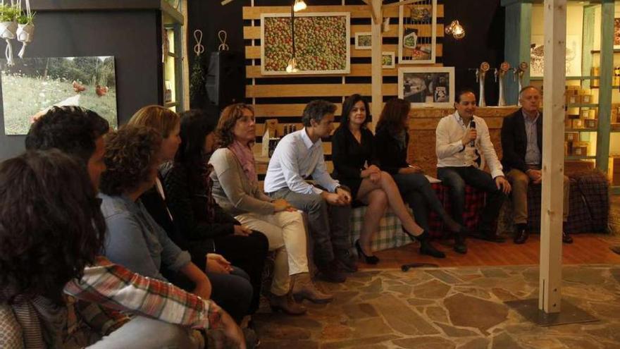 Emprendedores del rural, con responsables del Mercado de la Cosecha, ayer, en el local de Vigo. // J. Lores