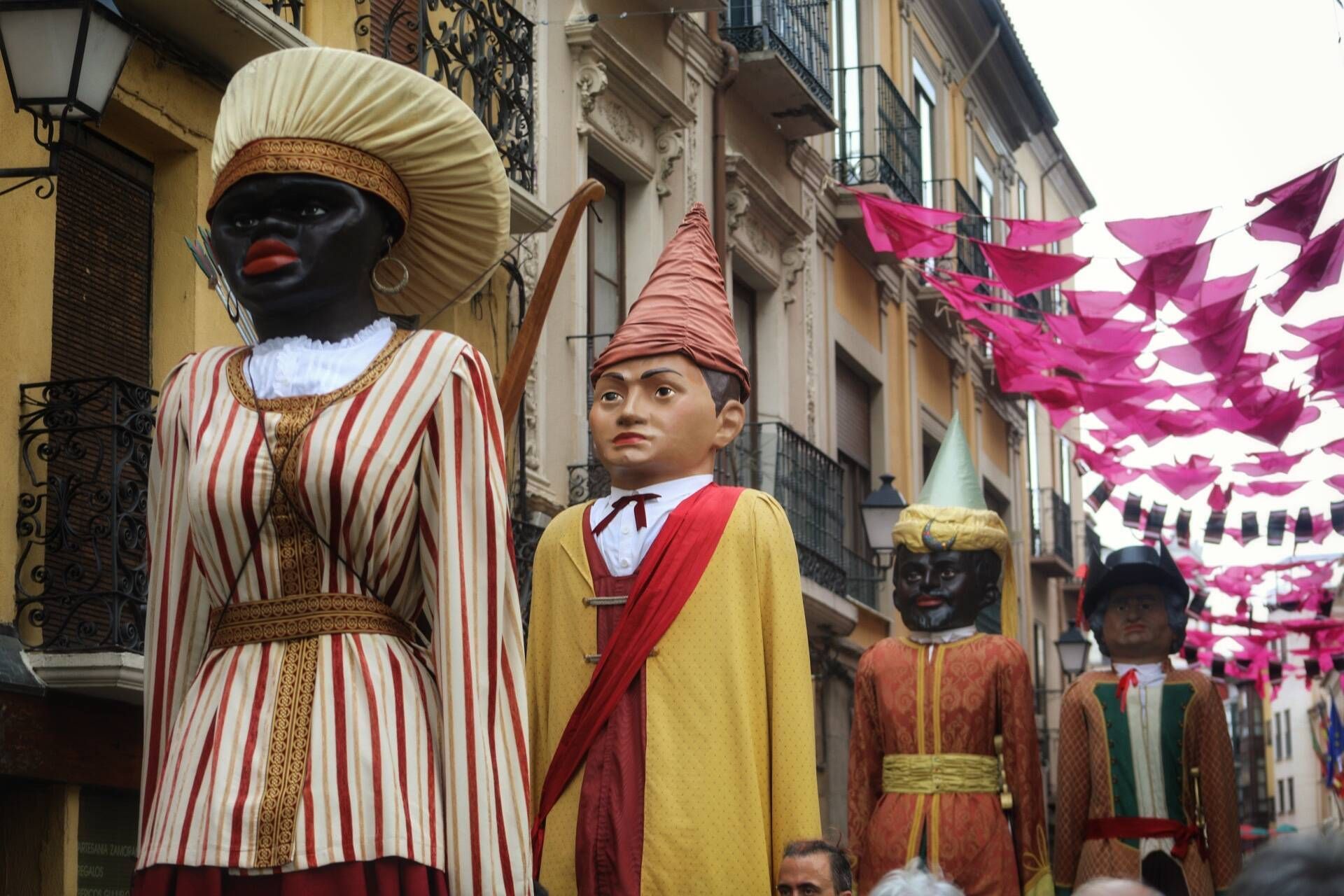 Pasacalles de Gigantes y Cabezudos en las Fiestas de San Pedro de Zamora de 2024