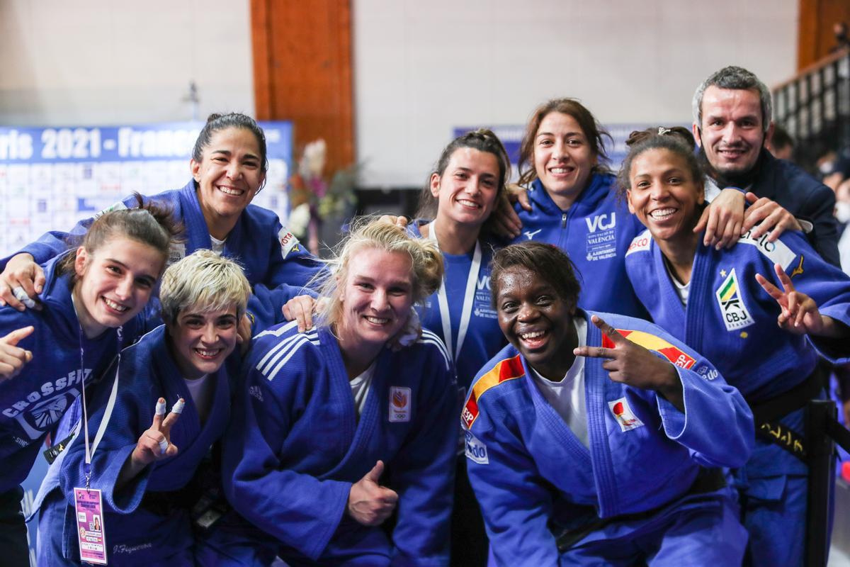 La felicidad de las chicas del Valencia Club de Judo, junto a su entrenador Sugoi Uriarte.