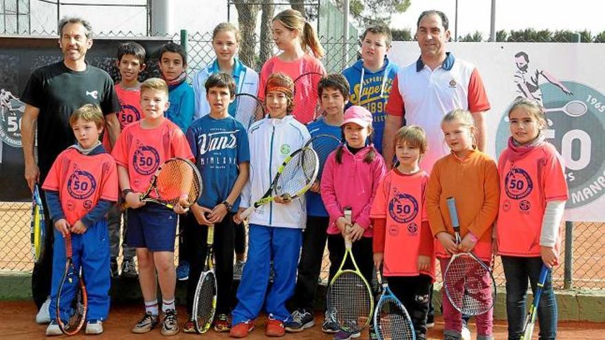 Jordi Arrese (a dalt a l&#039;esquerra) i Albert Costa (a la dreta) amb els joves jugadors del Club Tennis Manresa