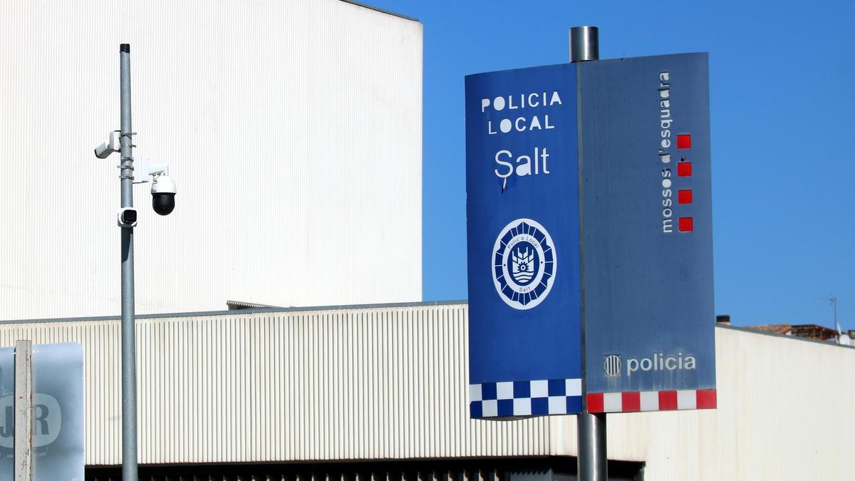 El cartel exterior con el rótulo de la comisaría conjunta de los Mossos d'Esquadra y la Policía Local de Salt.