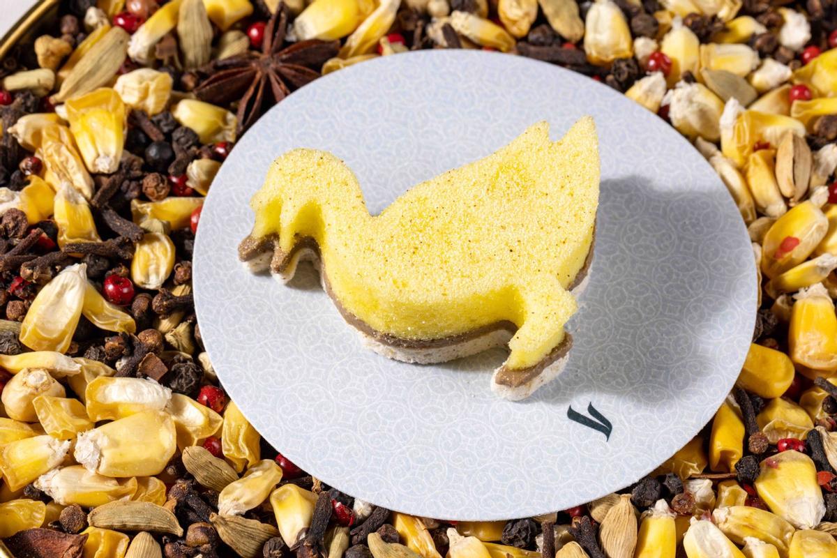 Patito al cubo del restaurante Voro: Polvo de maiz, eponja de caldo de pato con azafrán, parfait de sus interiores y especias brut con galleta ligera de maiz.