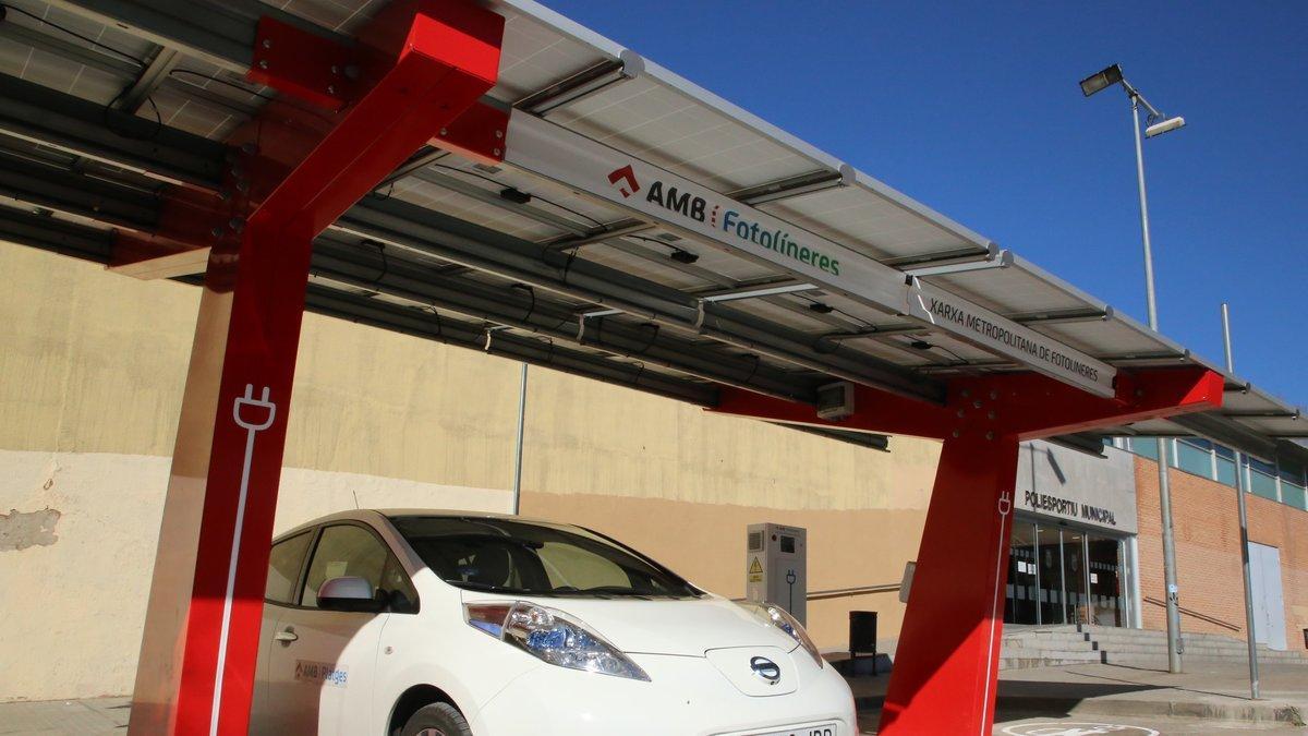 Un coche eléctrico recarga su batería en la fotolinera bidireccional, esta mañana