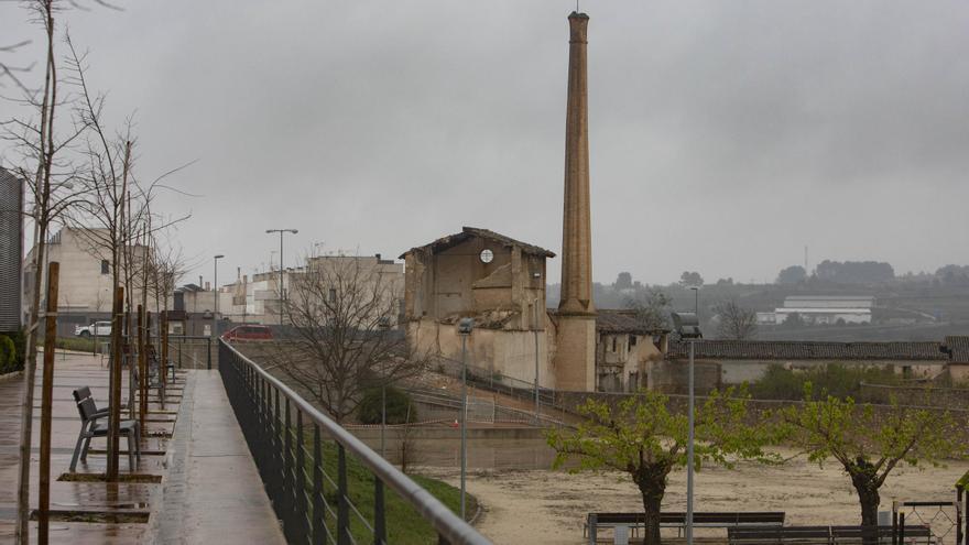 Aielo restaurará la chimenea de la antigua alcoholera con 150.000 euros