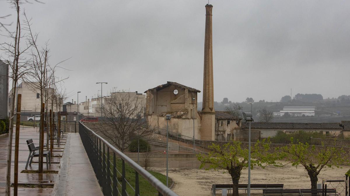 La chimenea industrial y la antigua alcoholera de Aielo de Malferit.