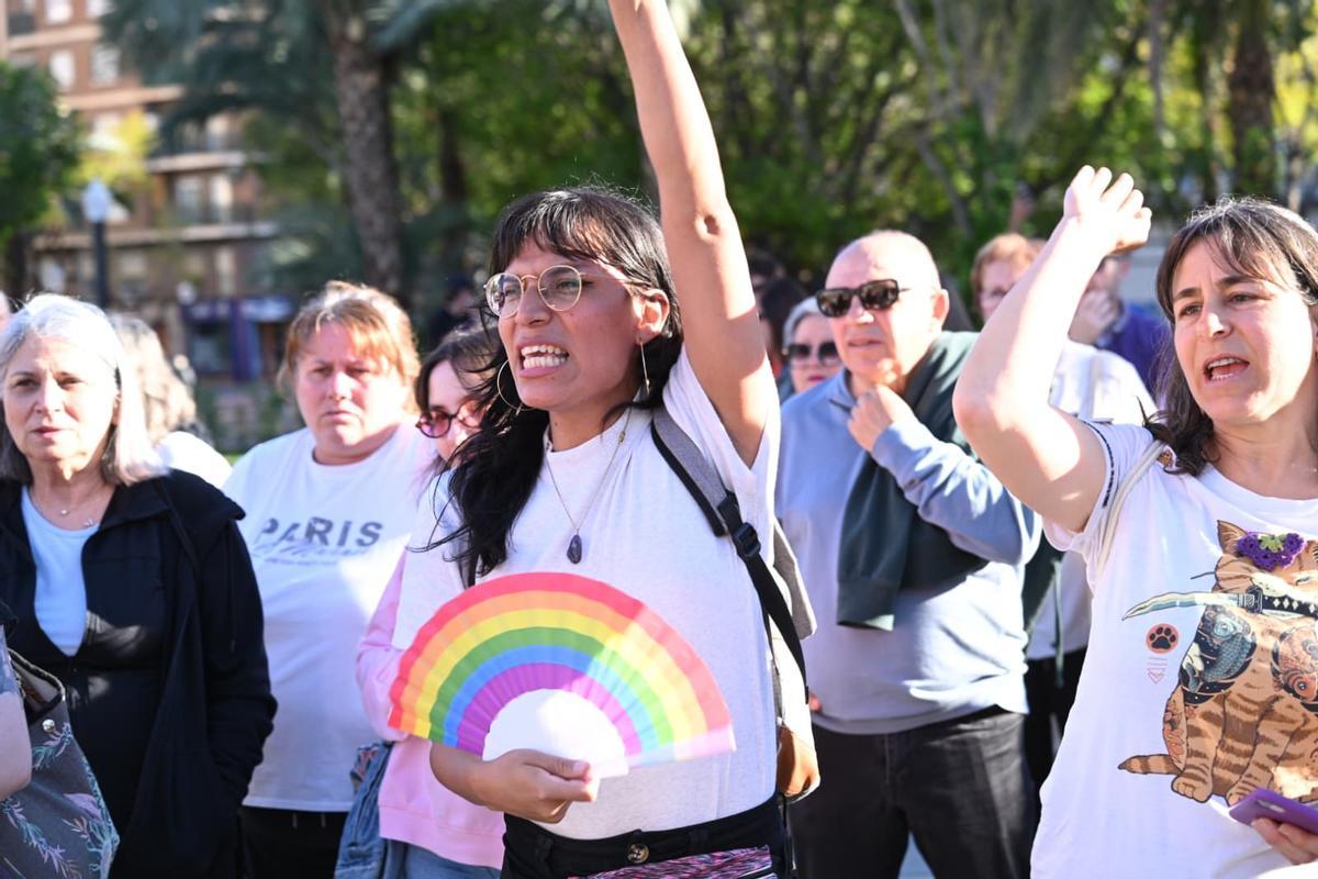 Así ha sido la protesta de 24 colectivos en Elche contra la moción antiaborto de Vox apoyada por PP Así ha sido la protesta de 24 colectivos en Elche contra la moción antiaborto de Vox apoyada por PP