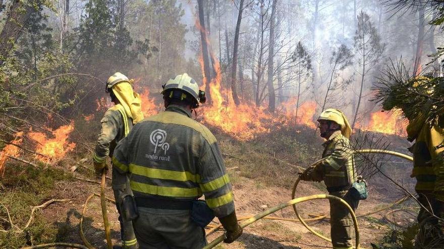 Brigadistas en la extinción del incendio declarado el domingo en el concello ourensano de Lobios.