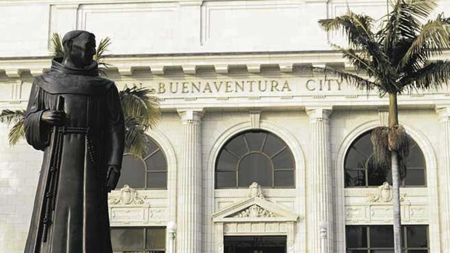 Estatua de JunÃ­per Serra frente al ayuntamiento de Ventura, en California.
