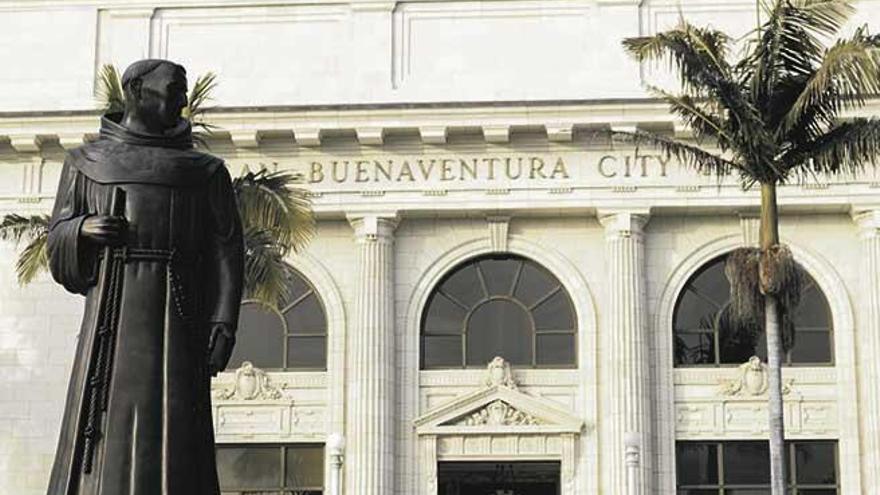 Estatua de JunÃper Serra frente al ayuntamiento de Ventura, en California.