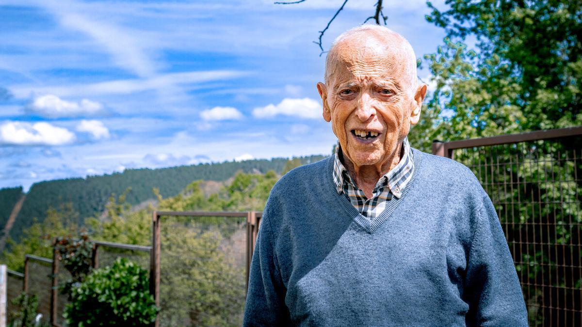 El ourensano Juan Bouzo, que cumple 104 años, sigue tomando su vaso de vino al día «porque le da fuerza»