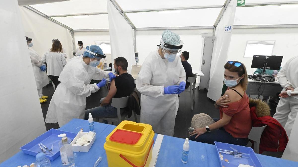 48 vacunados cada hora en el hospital de campaña de Castelló