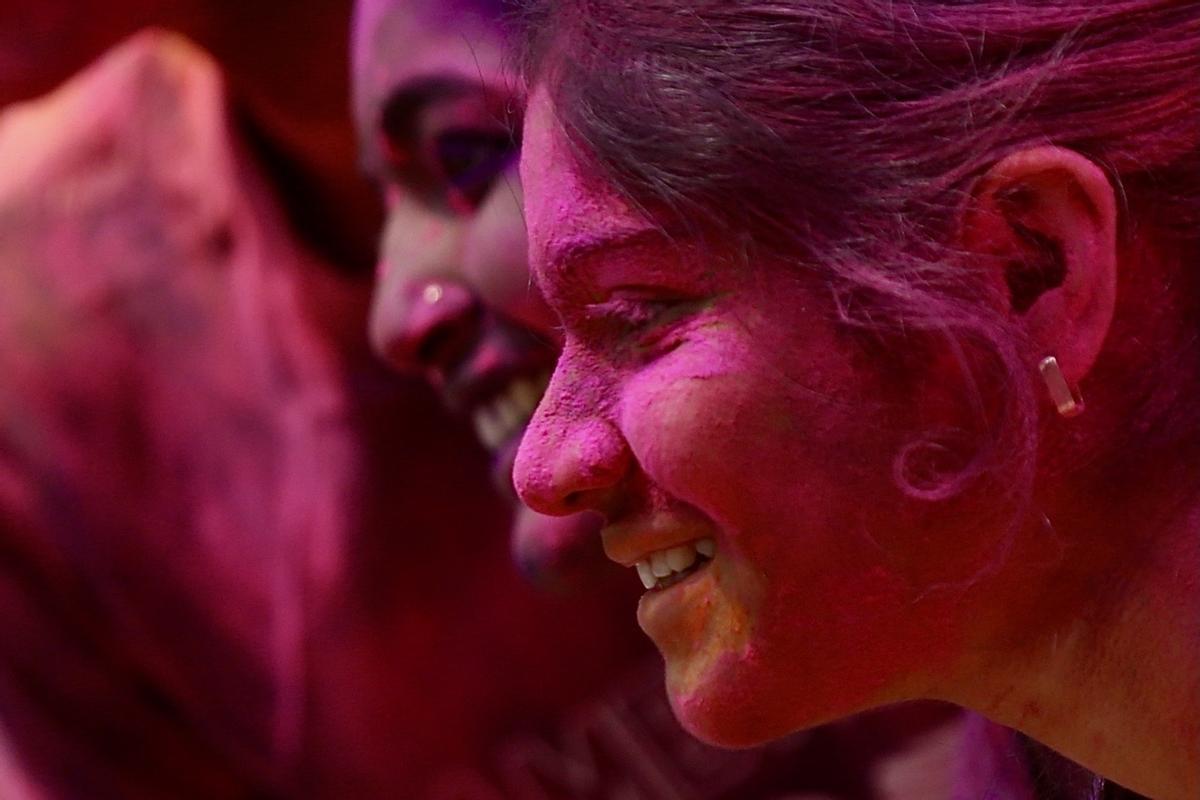 Celebraciones del Holi en el templo Kalupur Swaminarayan , India.